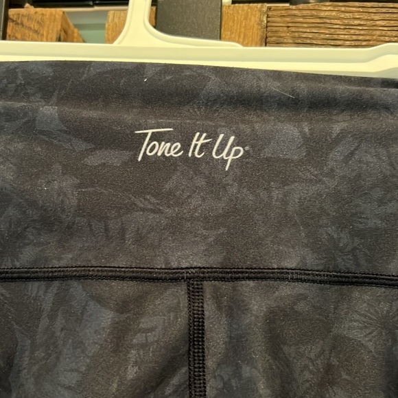 Tone it up tropical leggings size medium - Picture 5 of 6